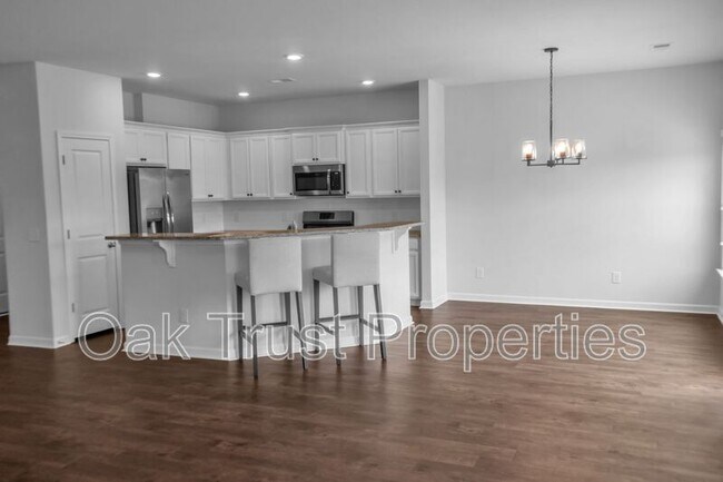 Building Photo - 821 Redbud Ln