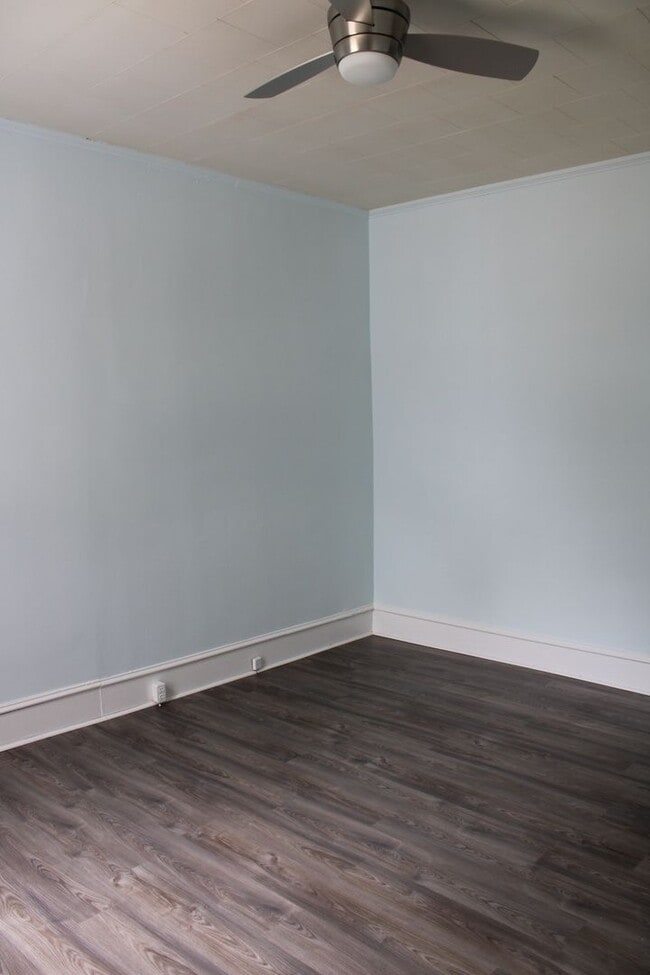 Building Photo - 404 Vance St NE