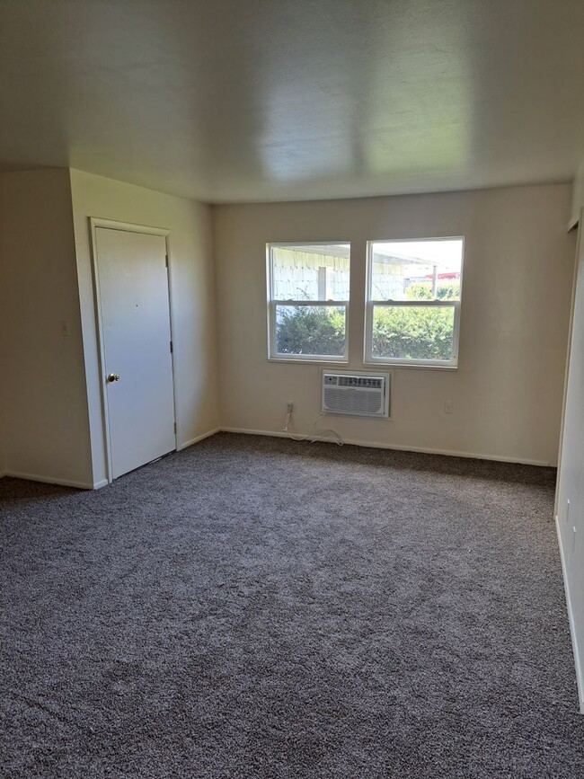 Building Photo - 1124 Lake Forest Dr