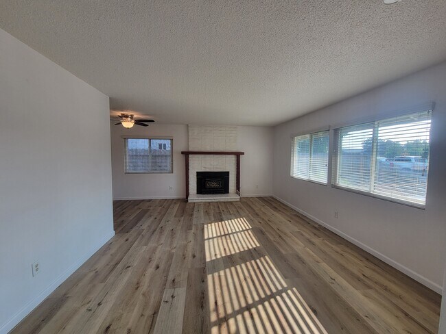 Building Photo - 2704 S Fairway Ct