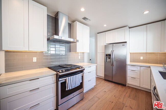 Building Photo - 3116 Beachwood Dr