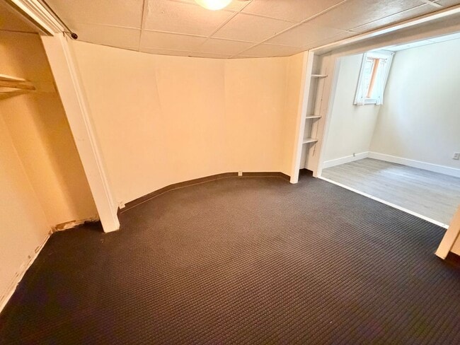 Building Photo - 3 Bedroom Apartment in Burlington VT Available NOW! OFF STREET PARKING, LAUNDRY, HEAT INCLUDED!