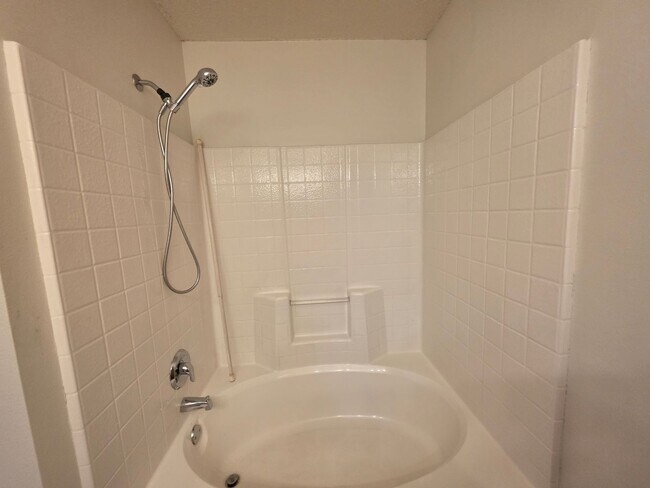 Building Photo - 3 bed twinhome for rent