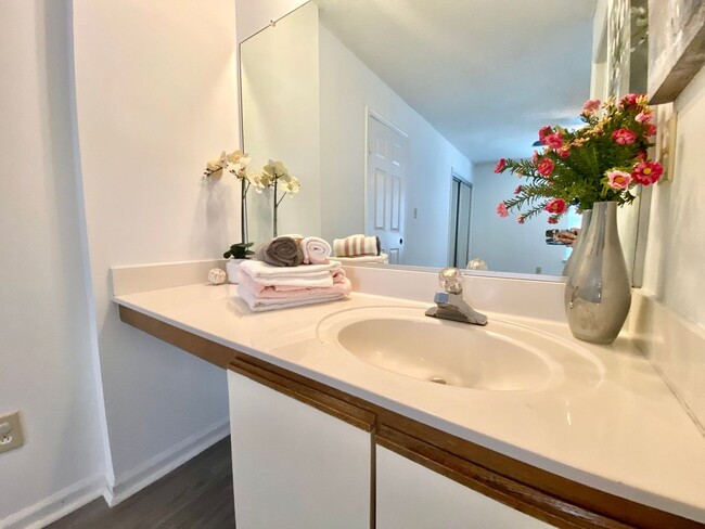 Building Photo - Updated Chimney Hill Condo Available 03-25...