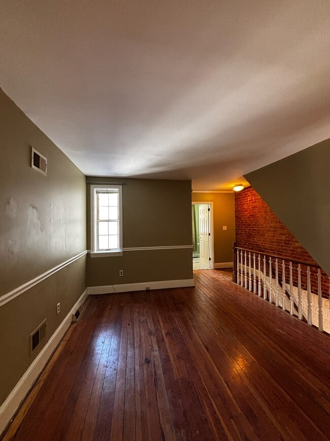 Building Photo - 807 W 10th St