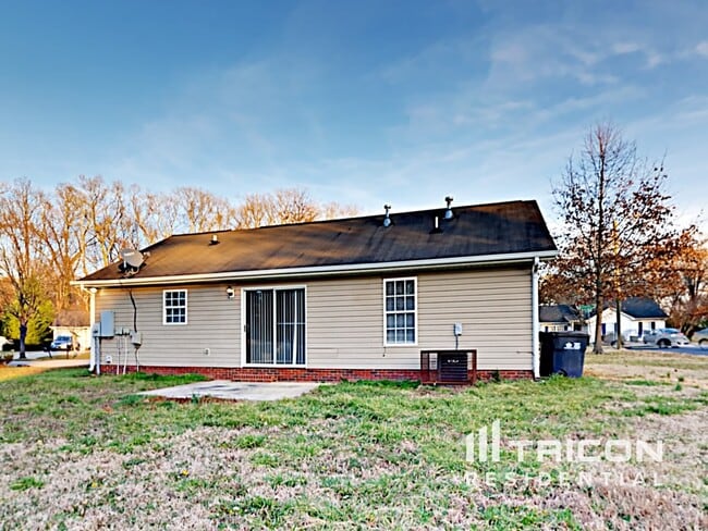 Building Photo - 6530 Lynmont Dr