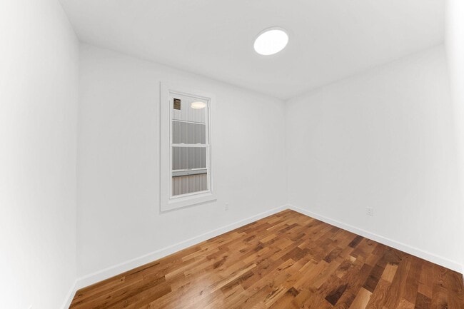 Building Photo - 319 William St