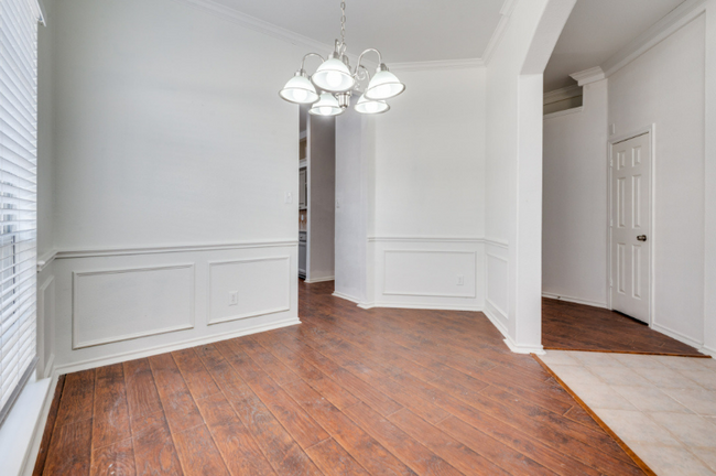 Building Photo - 910 Harwood Ct