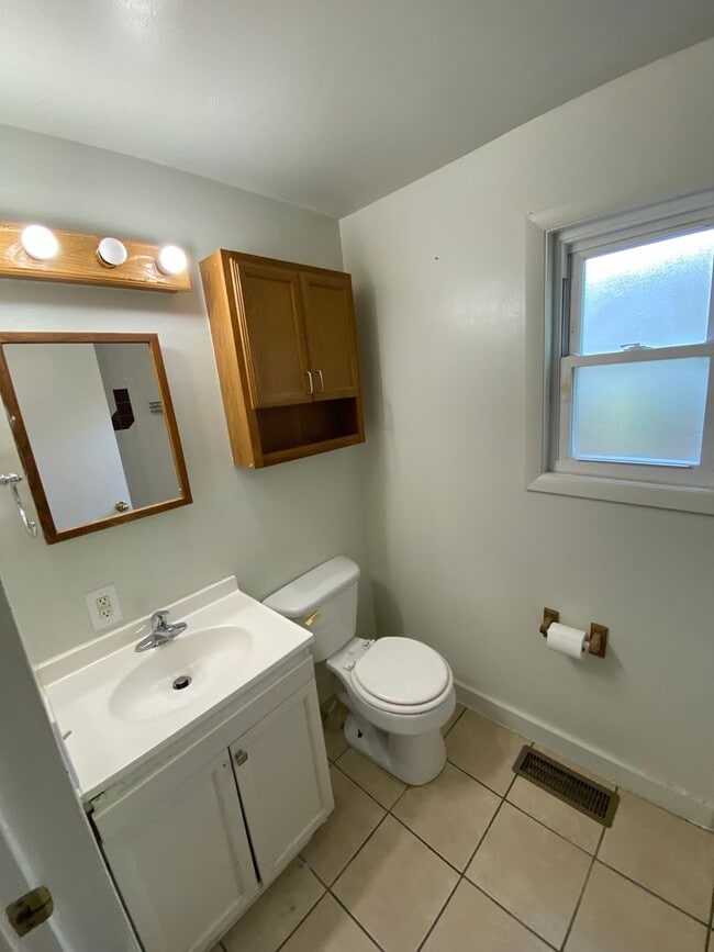 Building Photo - 2 Bedroom House Basement & Garage - Fenced...
