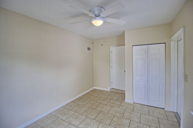 Building Photo - 323 Elm Dr