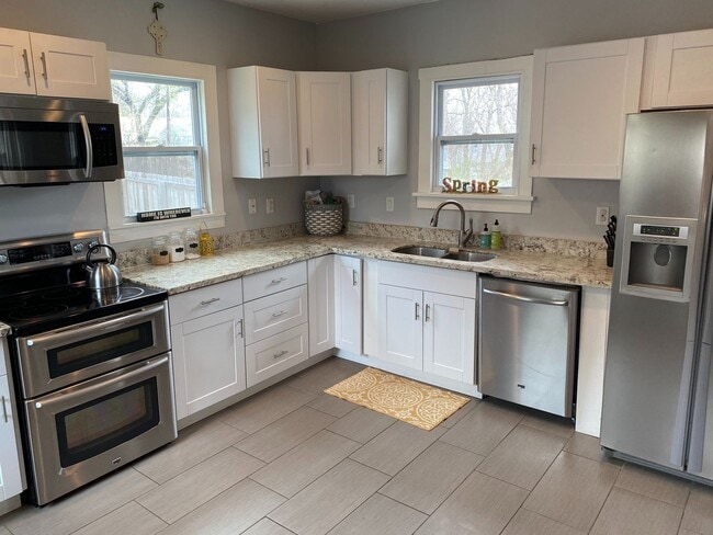 Building Photo - Single Family Home Available August 5th!