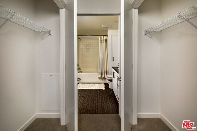 Building Photo - 1120 W 6th St