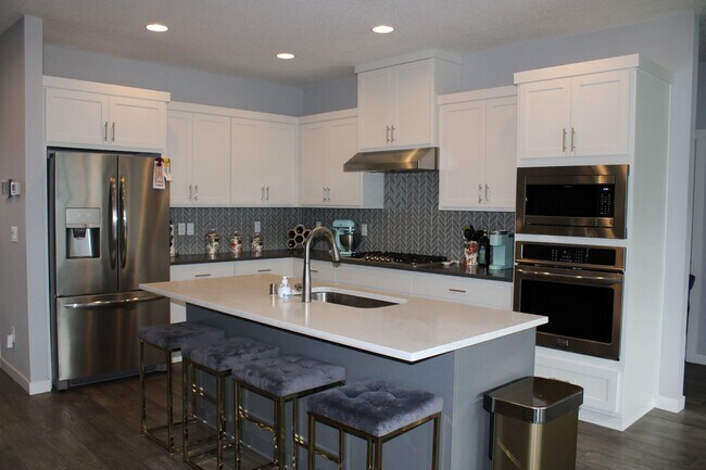 Building Photo - BEAUTIFUL 4+ BR, 2.5 BA - SPECIAL $500 OFF First Mo. Rent!!