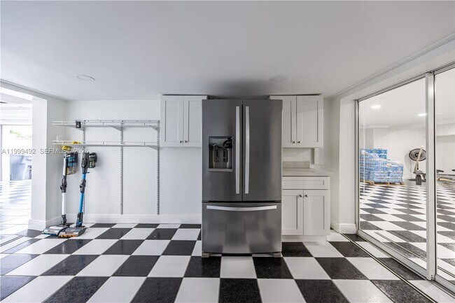 Building Photo - 7125 Los Pinos Blvd