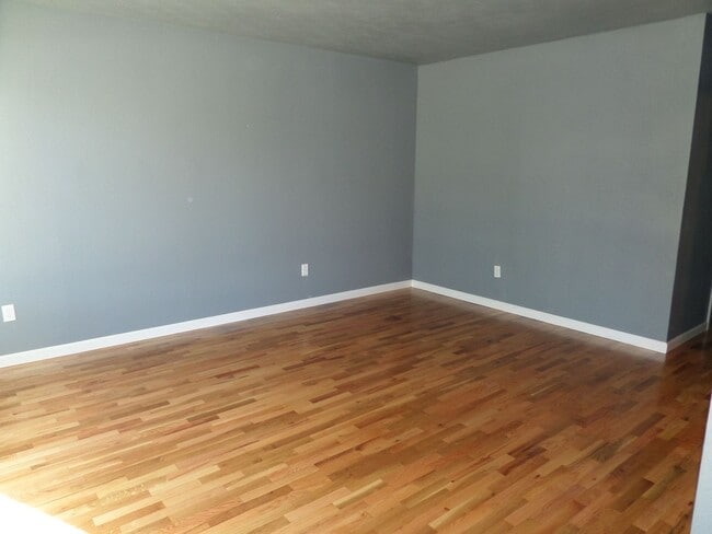 Building Photo - Super Cute & Updated 3 Bedroom House FOR R...