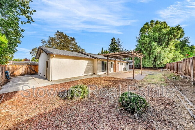 Building Photo - 925 St Louis Ct