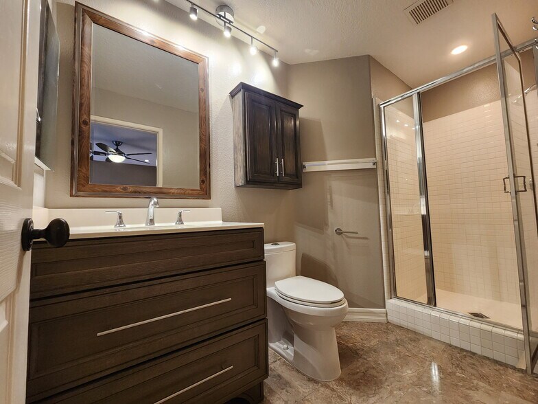 Master bathroom - 8040 E Snapdragon Ln