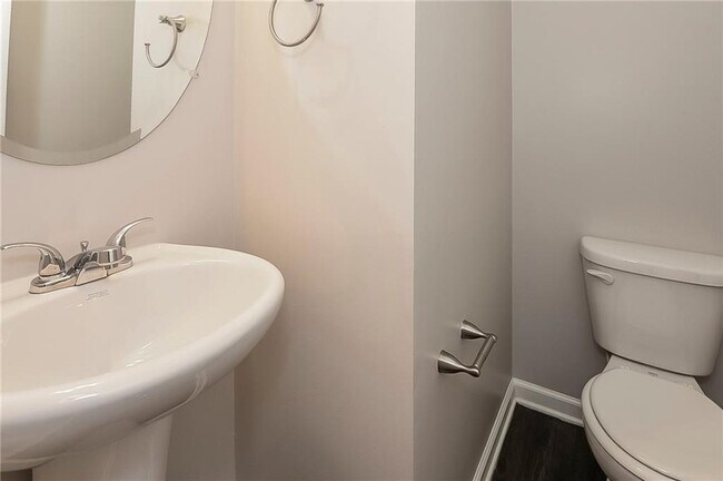 Building Photo - 607 Royal Crest Ct