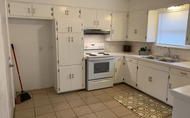 Building Photo - 601 S. Oak Grove