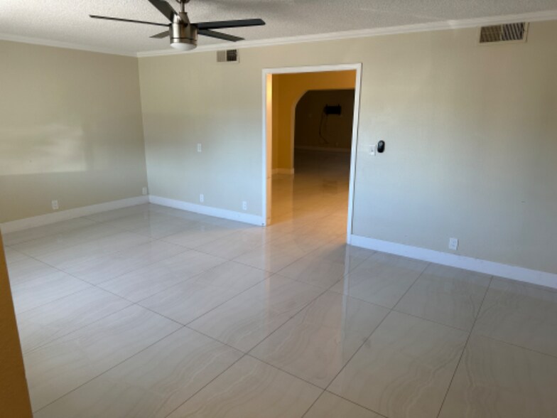 Building Photo - 704 Mc Dermit St