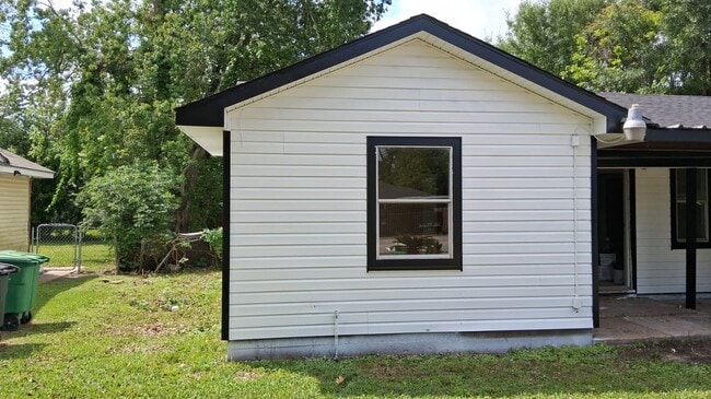 Building Photo - 7930 Carolwood Dr
