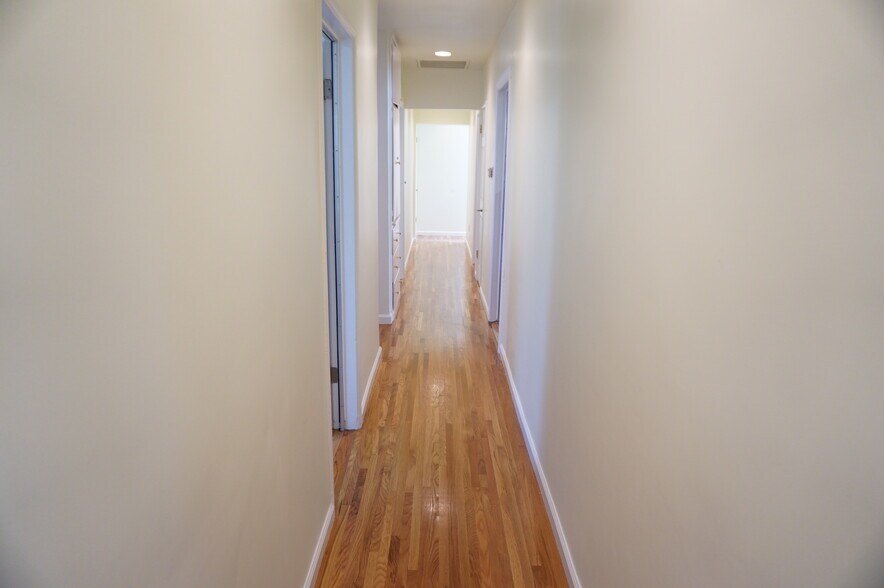 Building Photo - 8533 Woodley Ave