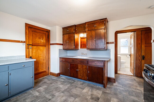 Building Photo - 2213 S 72nd St