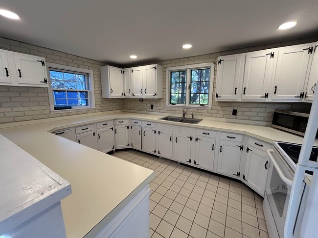 Building Photo - 23 Garfield St