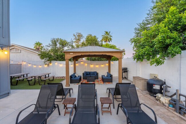 Building Photo - 3733 E Dahlia Dr