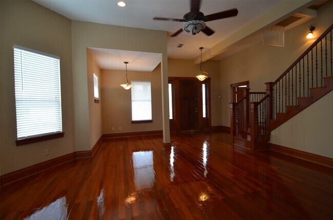 Building Photo - 1615 Houston Ave