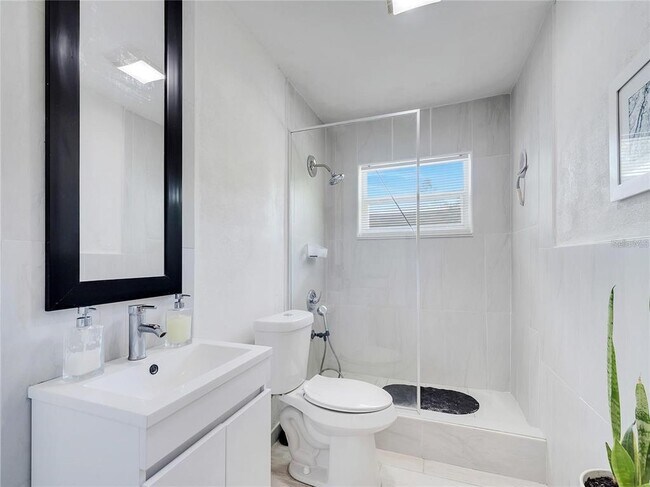 Building Photo - 4754 Lake Shore Dr