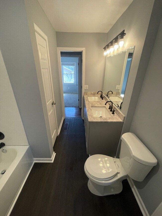 Building Photo - Sensational Three Bedroom Home Located in the Earlewood Community!