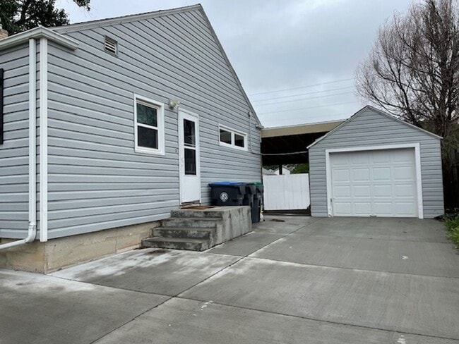 Building Photo - House For Lease