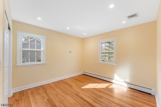 Building Photo - 850 Valley Rd