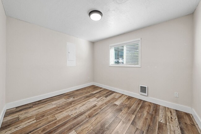 Building Photo - 2-Bed Condo in Kent – Fireplace, Balcony &...