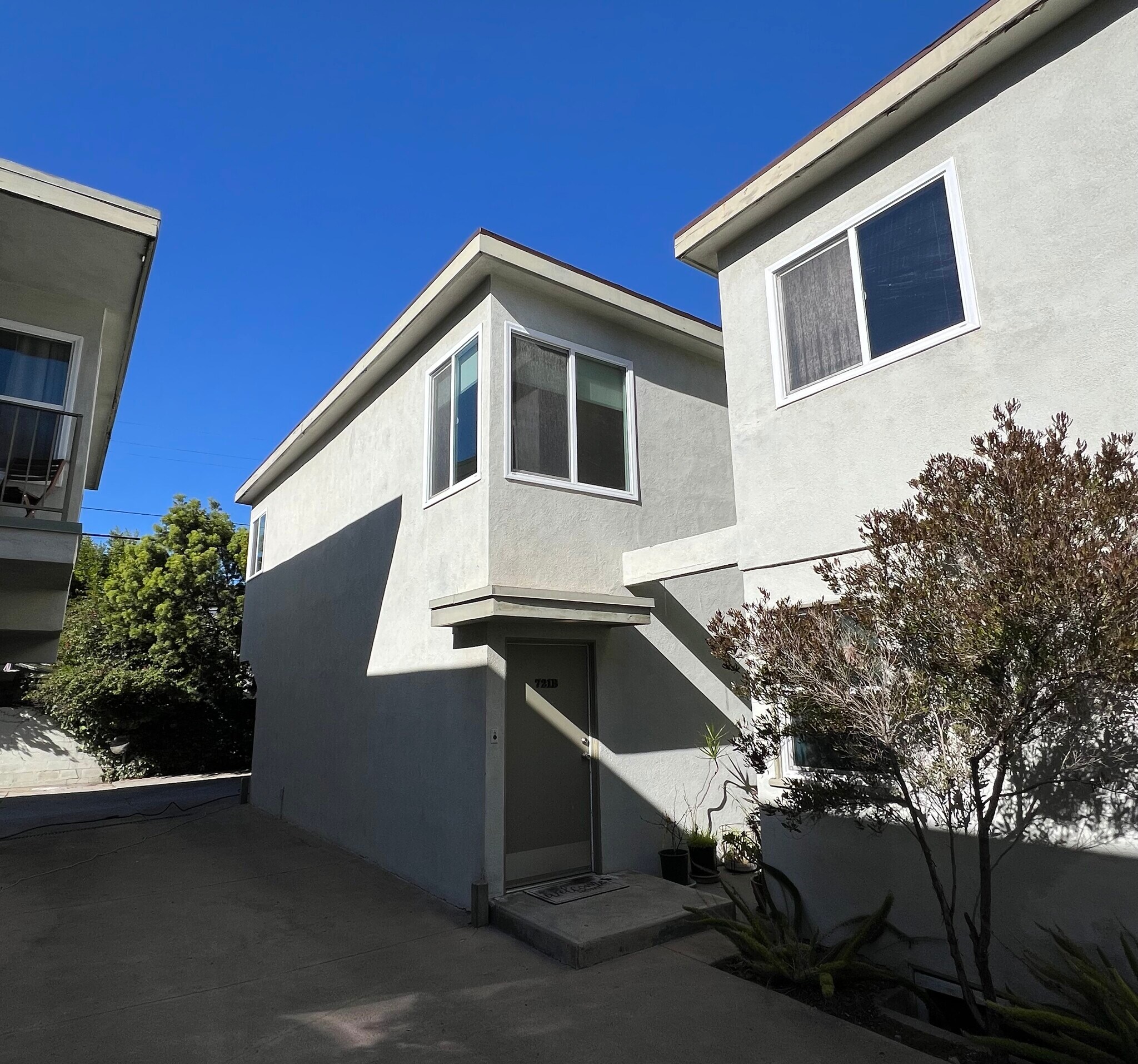 Top floor w/ garage below - 721 Cedar St