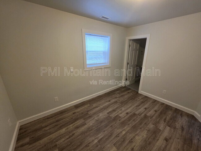 Building Photo - 617 Brookshire St