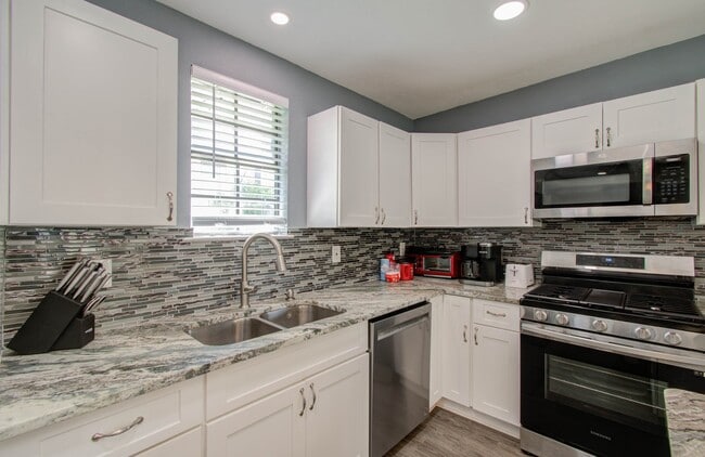 Building Photo - 3330 Kelton St