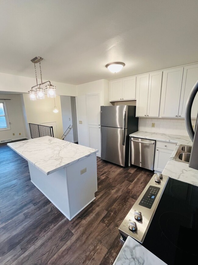 Building Photo - Beautifully Updated Duplex