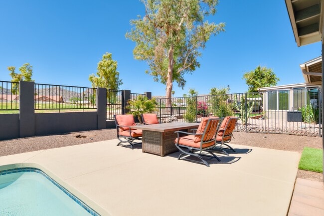 Building Photo - Golfside Villa