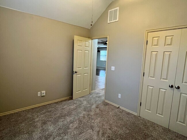 Building Photo - Gorgeous 4 Bed 2 Bath In Edmond