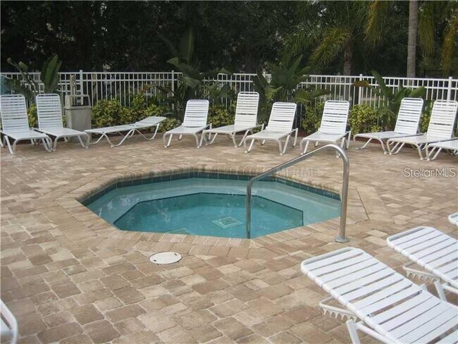 Building Photo - 2411 Silver Palm Dr