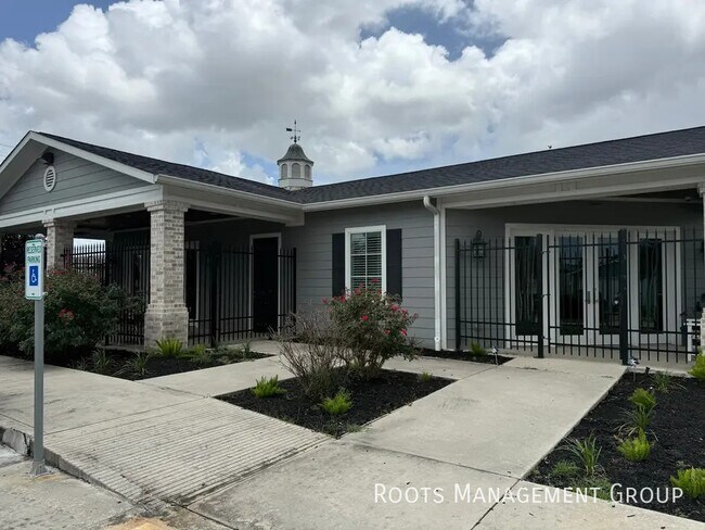 Building Photo - 15706 Clarke Springs Dr