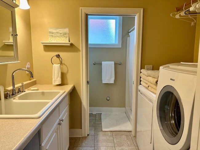 Building Photo - Spacious 4 Bedroom Home Minutes from Green...