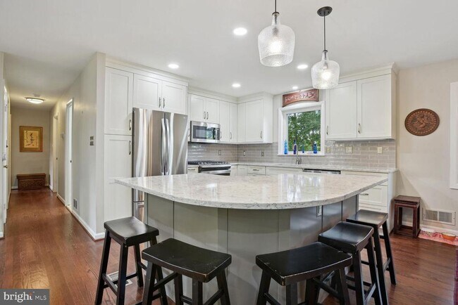 Building Photo - 6542 Hitt Ave