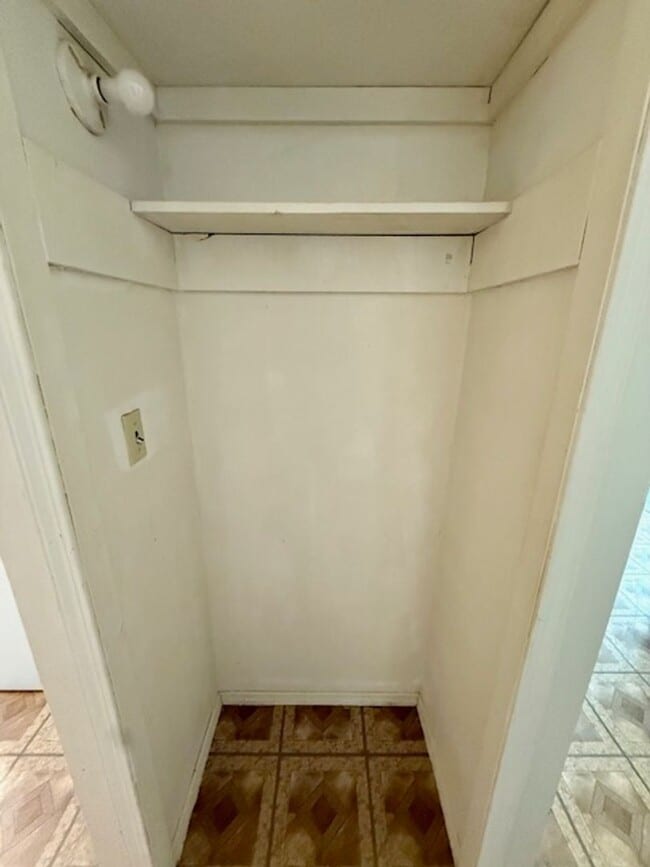 Building Photo - 3 Bedroom, 1 Bath Apartment for Rent - Clo...