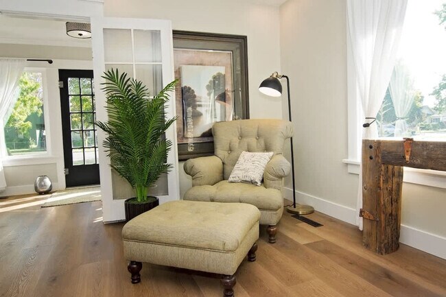 Building Photo - 1924 Cleveland Blvd