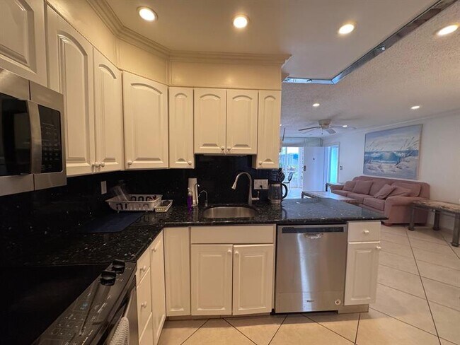 Building Photo - 6435 Bay Club Dr