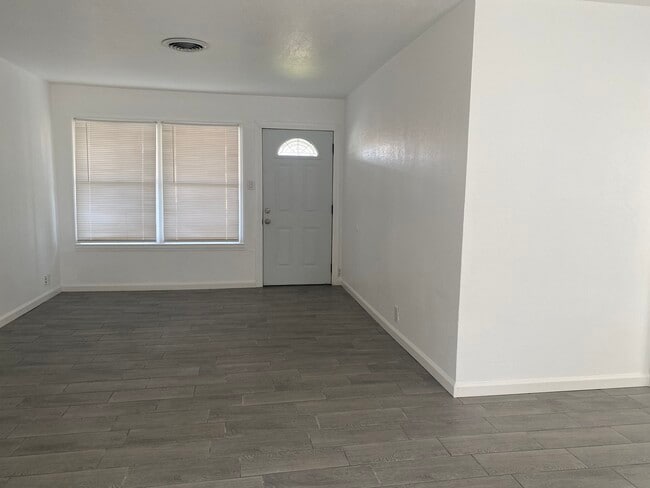 Building Photo - 1217 Lum St