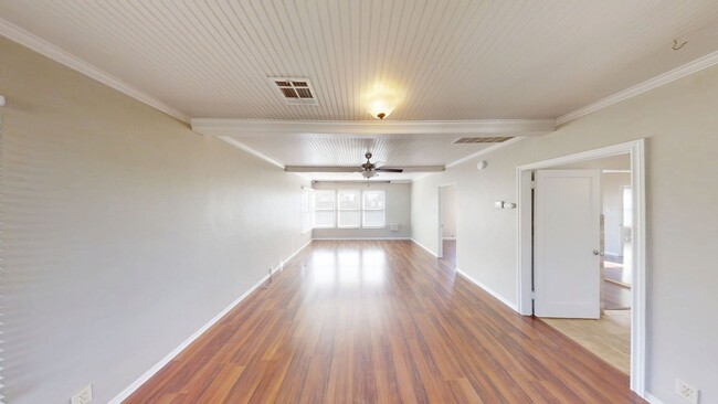 Building Photo - Cozy 2 bedroom 1 bathroom home!